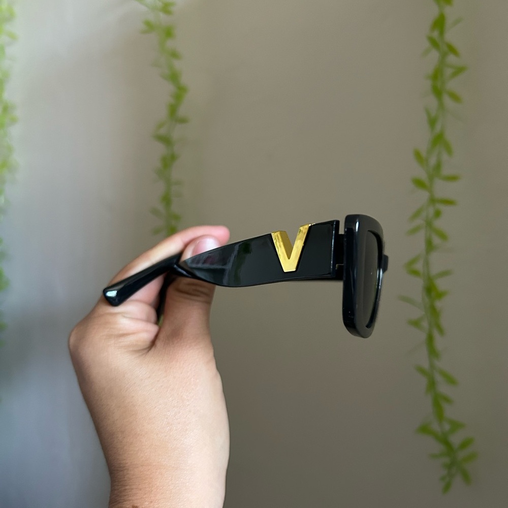 Stylish Black Rectangular Sunglasses - image 2